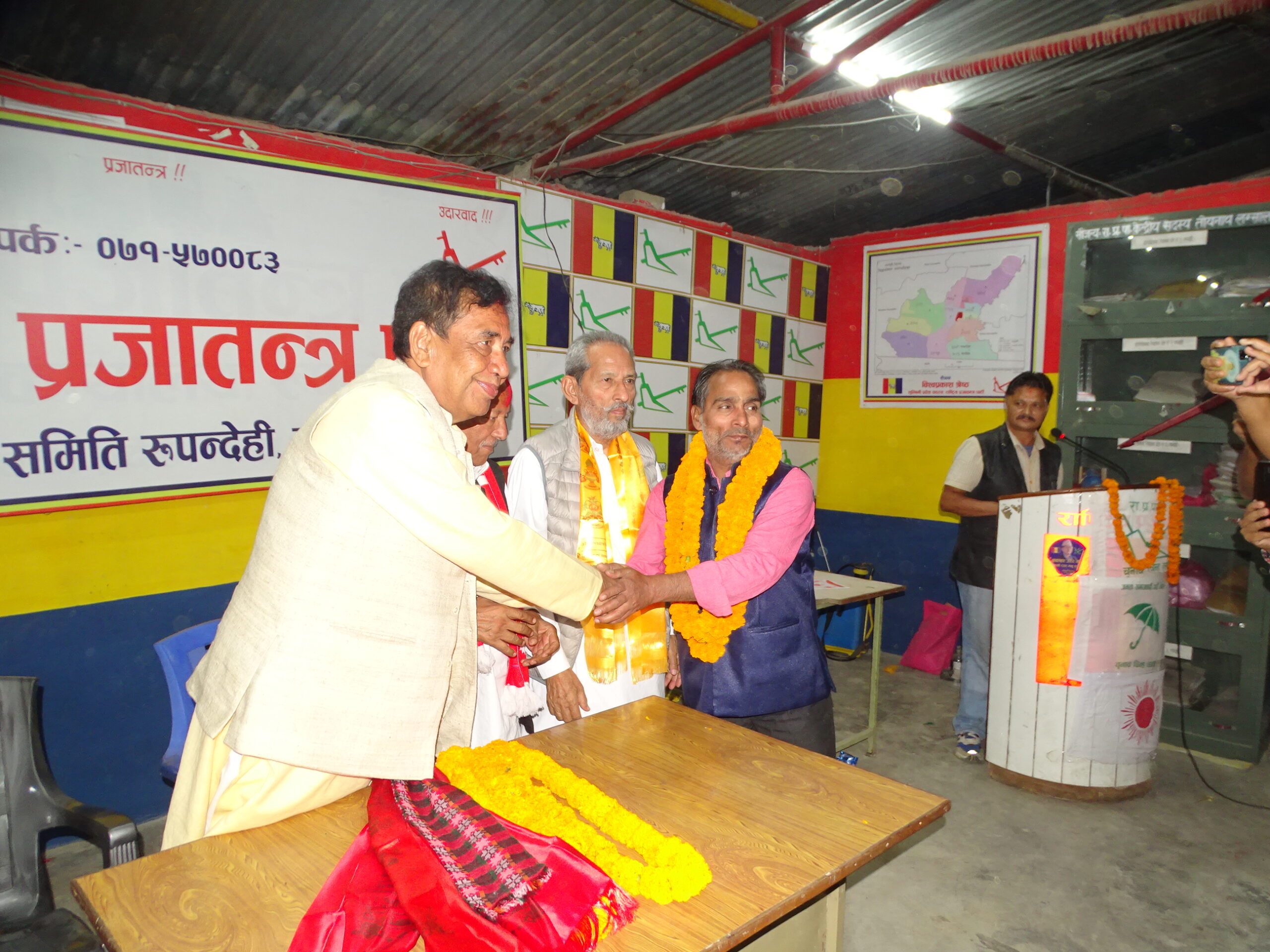 भैरहवामा स्वतन्त्र उम्मेदवार सहित ३ सय जना राप्रपामा प्रवेश, तीन दलीय गठबन्धनलाई समर्थन