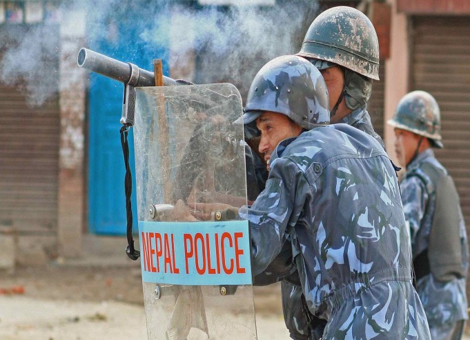  धनगढीमा चर्किँदै तनाव, प्रहरीद्वारा डेढ दर्जन सेल अश्रुग्याँस प्रहार