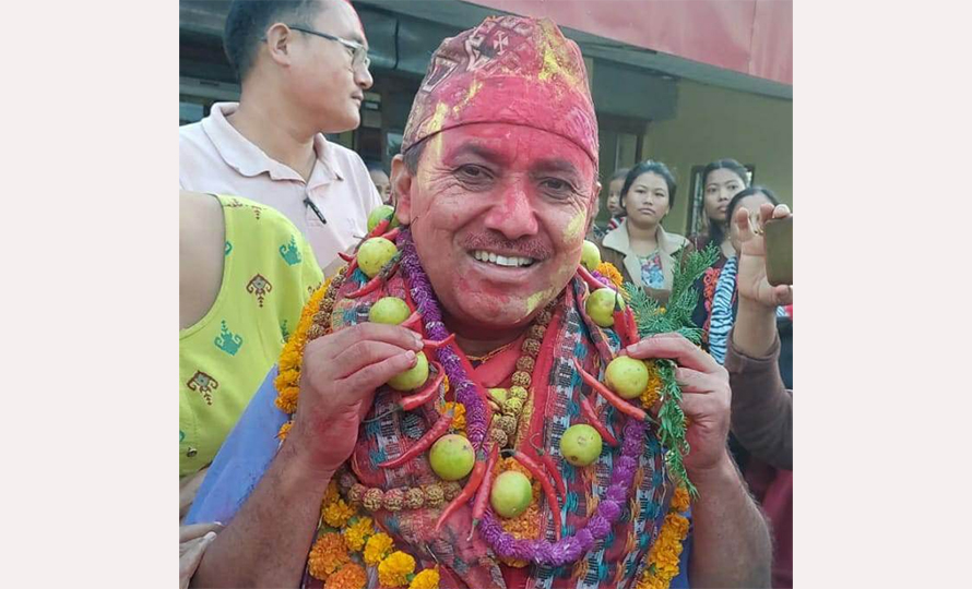 मतदाताले लगादिए विश्वप्रकाशलाई कागती र खुर्सानीको माला