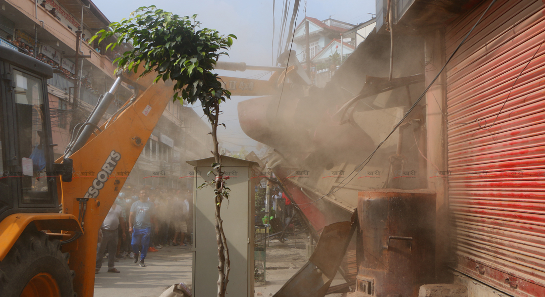 अवैध संरचना हटाउँदै नारायण नगरपालिका