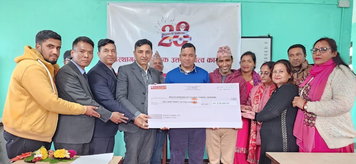 एभरेष्ट बैंकद्वारा धादिङको मच्छिन्द्र माध्यामिक विद्यालयलाई आर्थिक सहयोग
