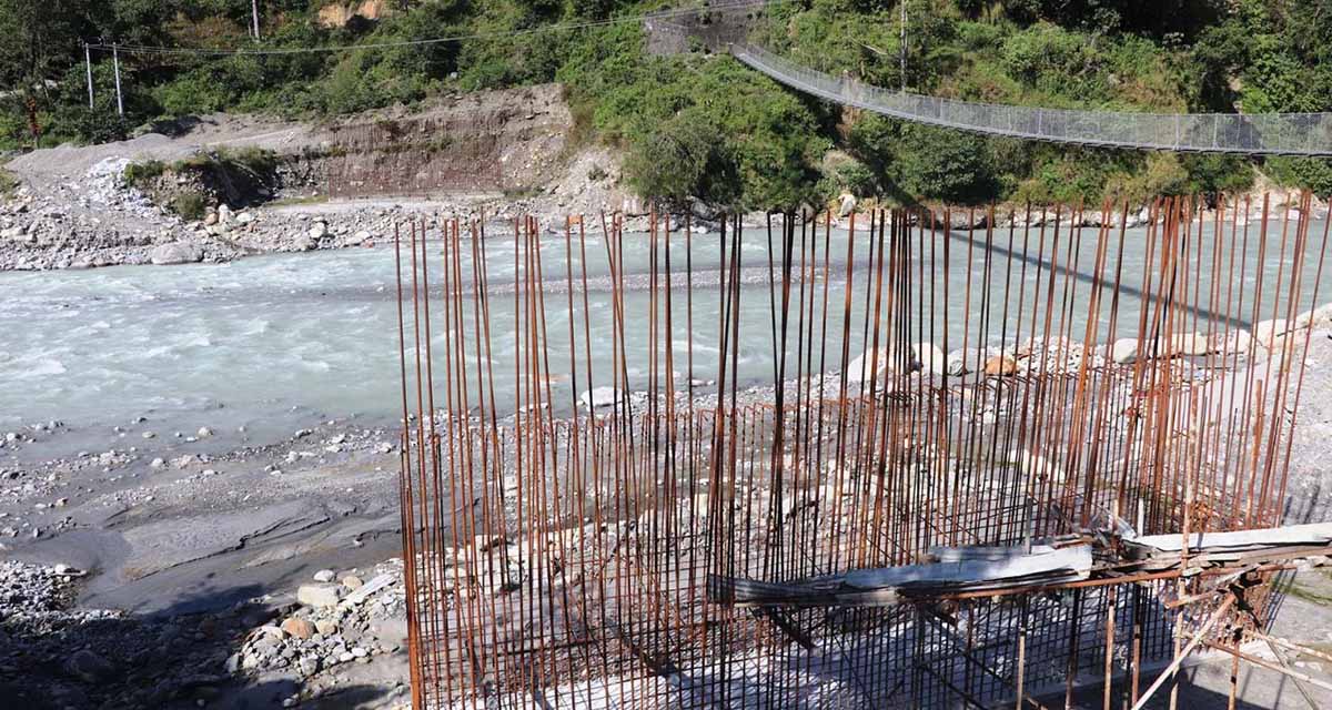 नौ वर्षअघि डा. बाबुराम भट्टराईले शिलान्यास गरेको पुल अझै बनेन