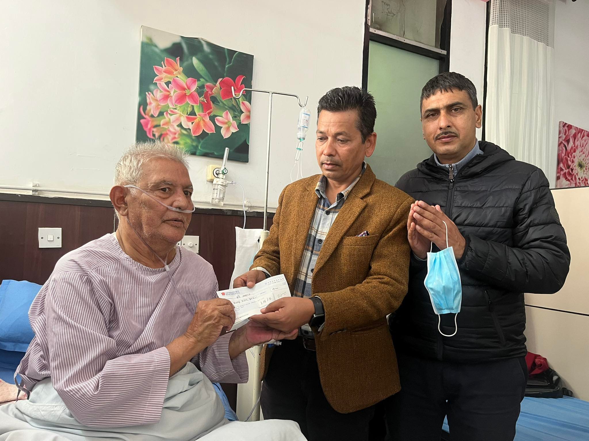 पत्रकार लम्सालको उपचारमा इञ्जाद्वारा रु ५५ हजार सहयोग