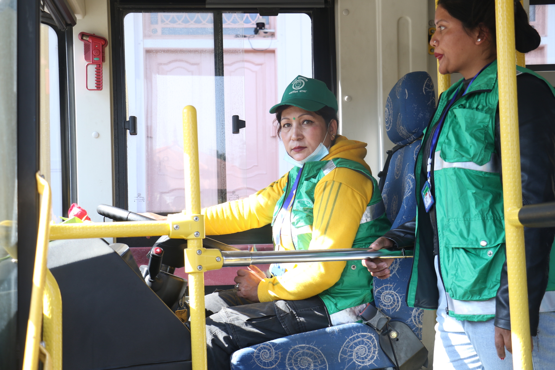 राष्ट्रपतिलाई साझाको बिजुली बसमा यात्रा गराउने हर्मिताको हर्ष !