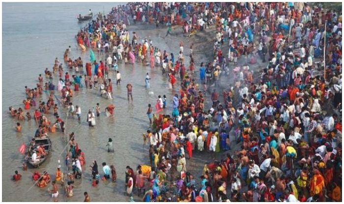 कोसी र कमला नदीमा नुहाउनेको भीड