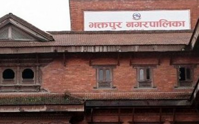 सडक पेटीमा राखिएका सामान जफत