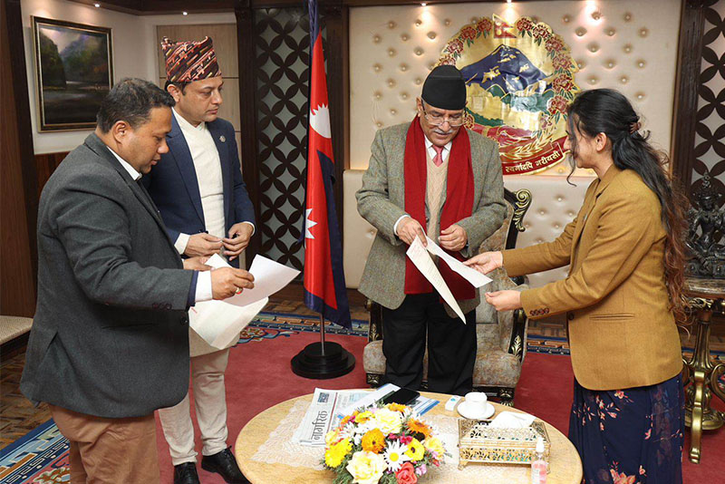 रास्वपाका तीन मन्त्रीले बुझाए राजीनामा