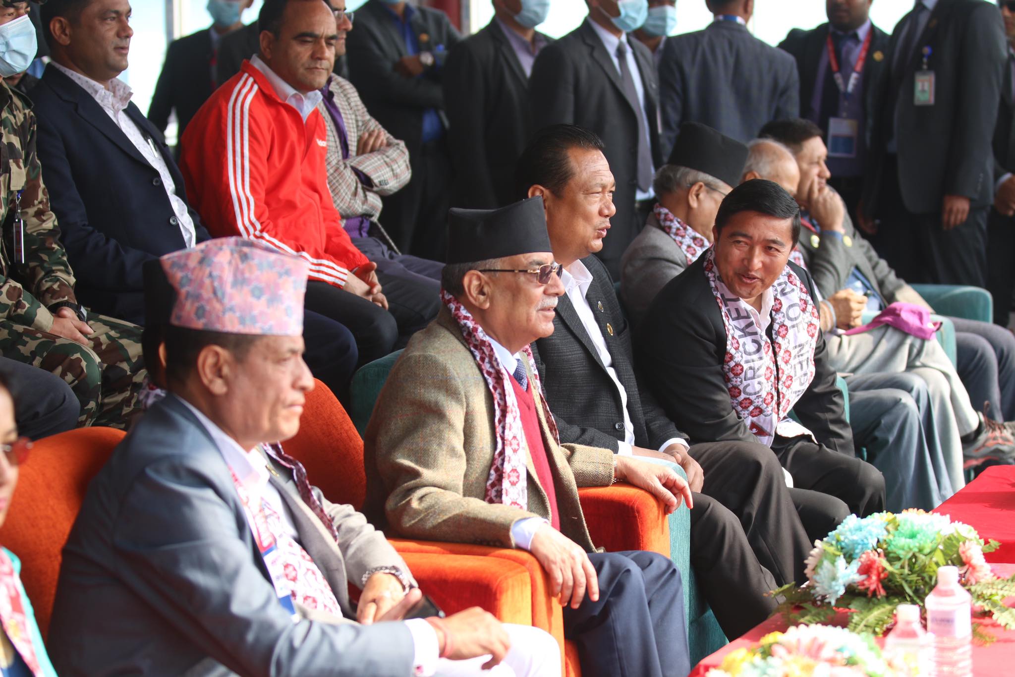 नेपाली टोलीलाई हौसला दिन क्रिकेट मैदान पुगे प्रधानमन्त्री प्रचण्ड