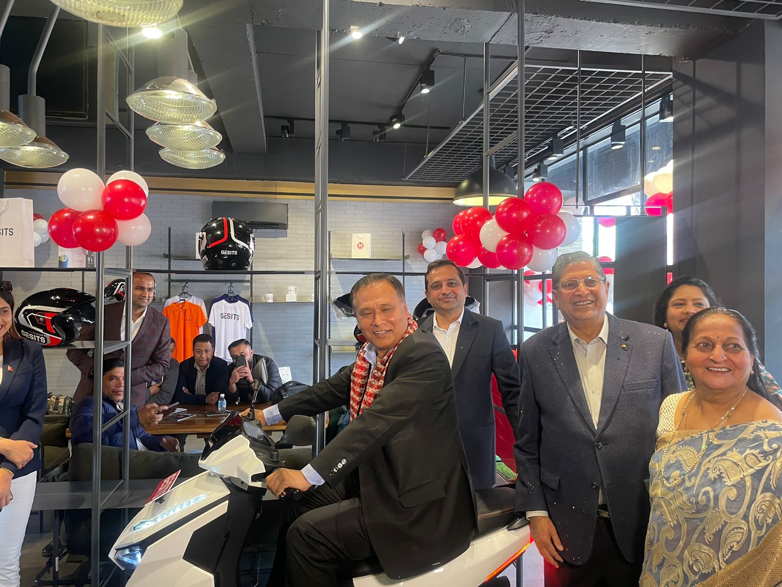 कुलमान घिसिङकाे आग्रह- सबैले विद्युतिय सवारी साधन प्रयोग गरौँ