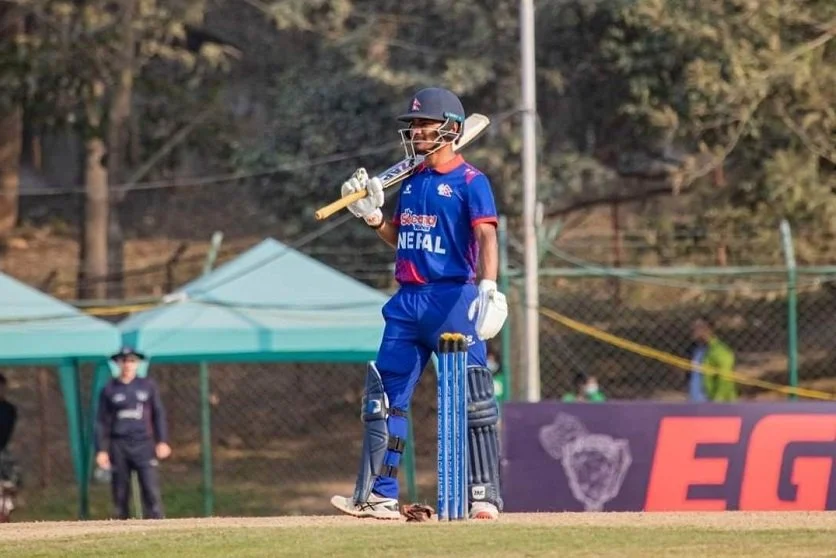 नेपालले गुमायो तेस्रो विकेट, यूएई कप्तानको शानदार क्याचमा रोहित आउट