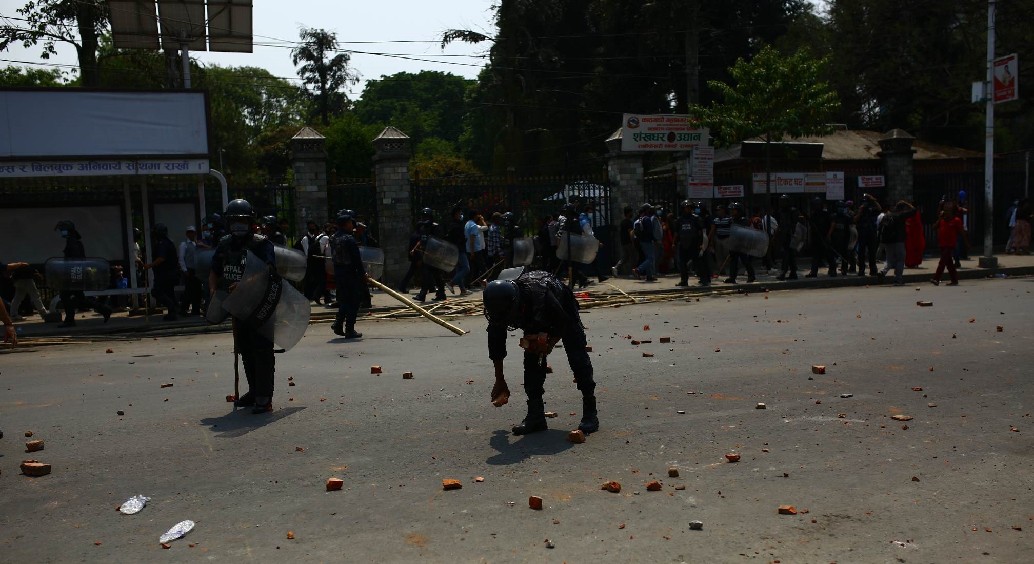 मिटरब्याज पीडितमाथि लाठी र पानीको फोहोरा