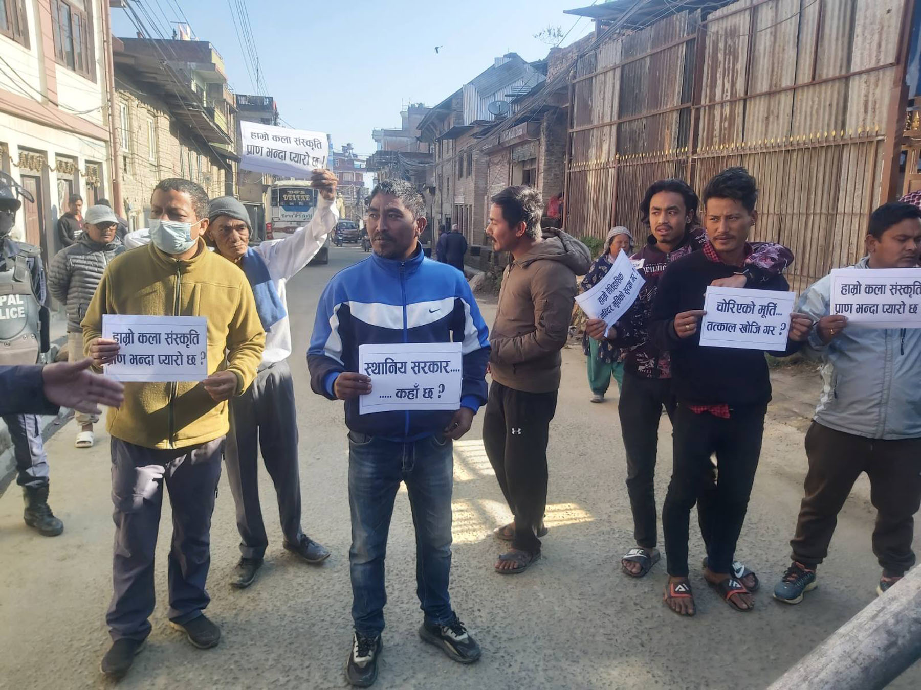 चोरी भएका मूर्ति खोजीका लागि दबाब दिँदै चापागाँउमा सडक बन्द