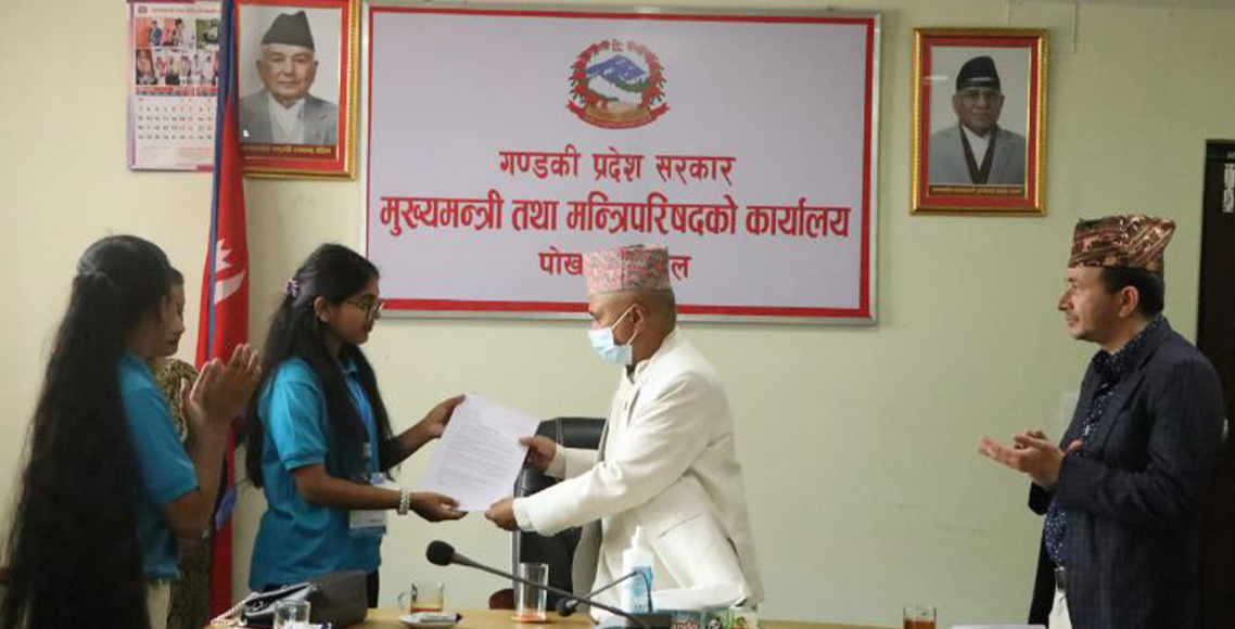 गण्डकीका स्वास्थ्यमन्त्री गुरुङलाई किशोरीले बुझाए २२ बुँदे मागपत्र