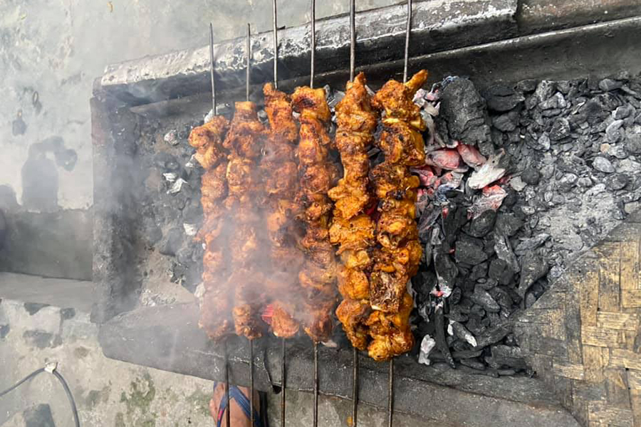 काठमाडौं महानगरले लगायो सडकमा धुवाँ आउने गरी सेकुवा पोल्न रोक