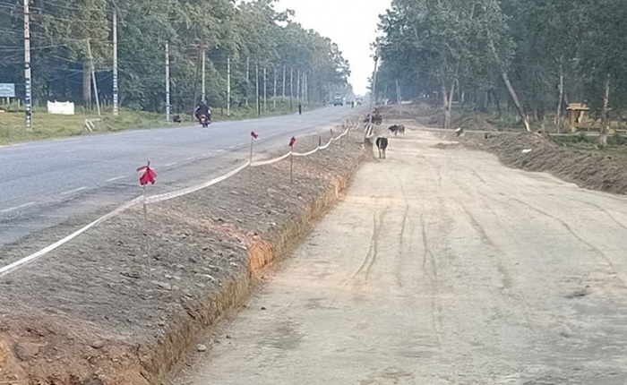 वर्षाले नारायणघाट-बुटवल सडक अवरुद्ध, यात्रु अलपत्र