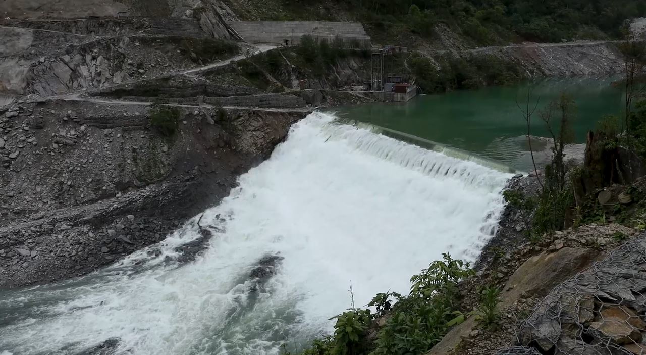 ९ सय मेगावाटको अरुण तेस्रो आयोजनको विद्युत् गृहस्थल र प्रवेश मार्ग ठप्प