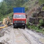 पहिरोले तातोपानी नाका तीन साता भन्दा लामो समयदेखि अवरुद्ध हुँदा आयात–निर्यात ठप्प