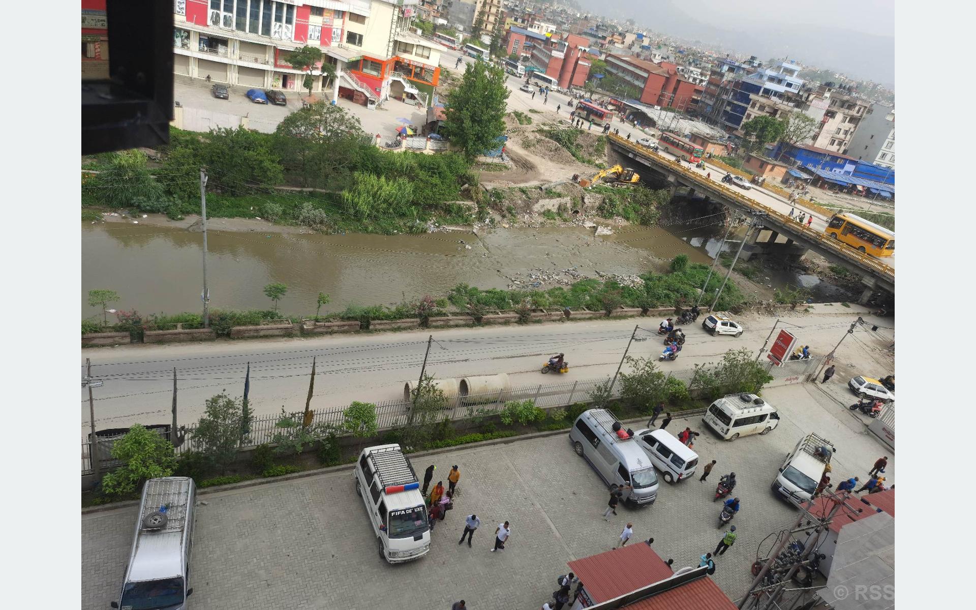 बसपार्क बाहिरका टिकट काउण्टर हटाइए