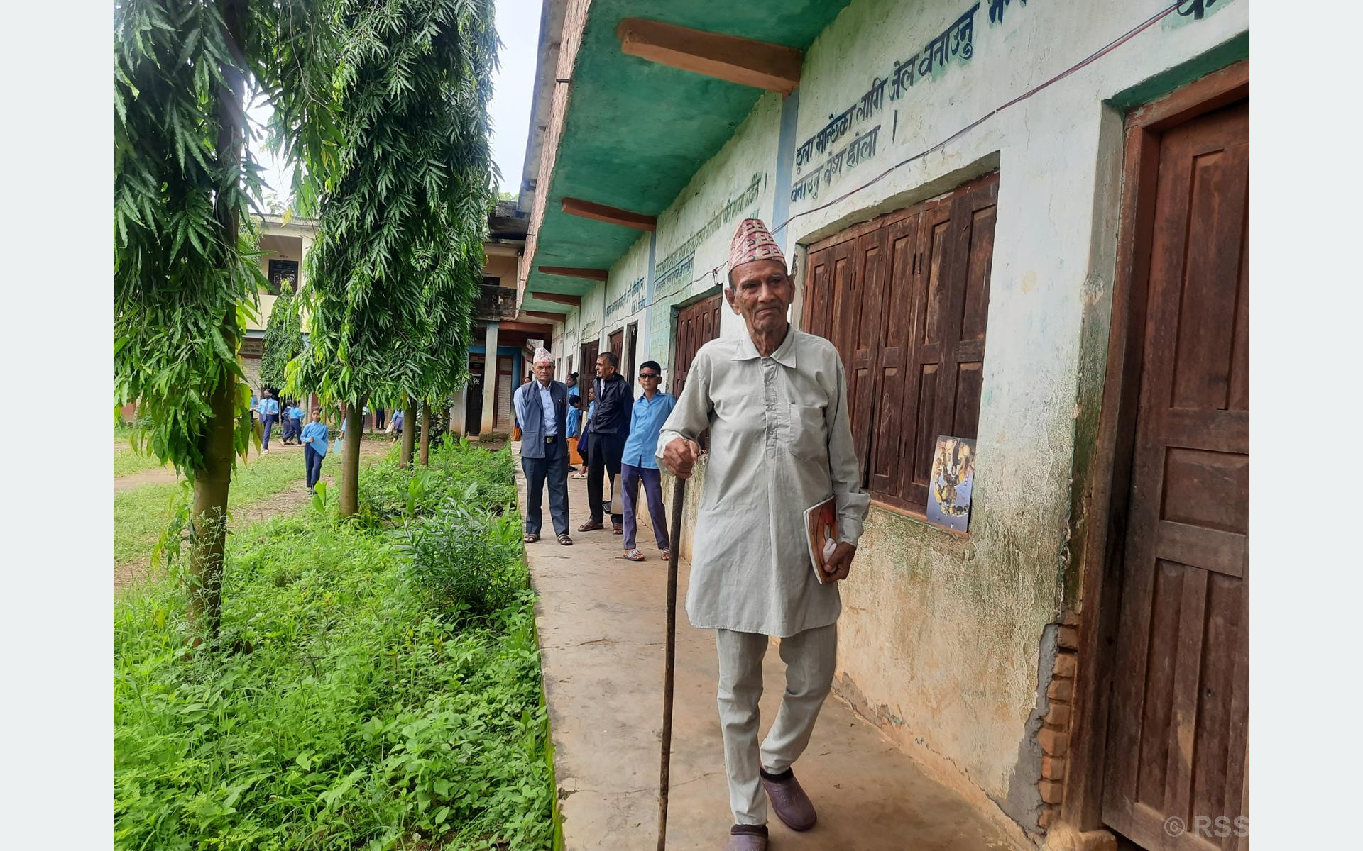 नब्बे वर्षीय प्रेमबहादुर डाँगीलाई विद्यालय जान उमेरले छेकेन