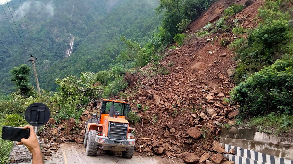 बिहानै खसेको सुक्खा पहिरोले नारायणगढ-मुग्लिन सडकखण्ड अवरुद्ध