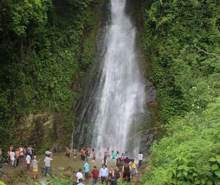 आन्तरिक पर्यटकको आकर्षण बन्दै रोला झरना