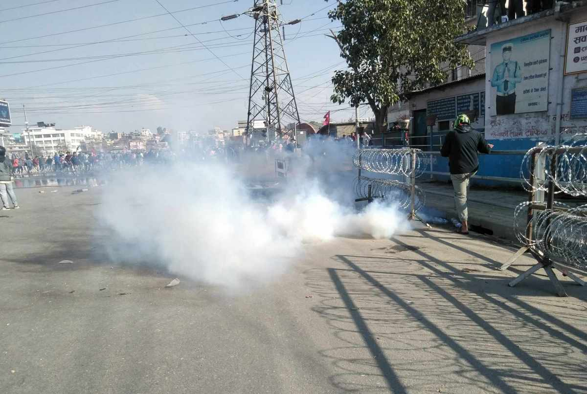 दुर्गा प्रसाइँको प्रदर्शनमा प्रहरीले हान्यो अश्रुग्यास र पानीको फोहोरा (भिडिओ)