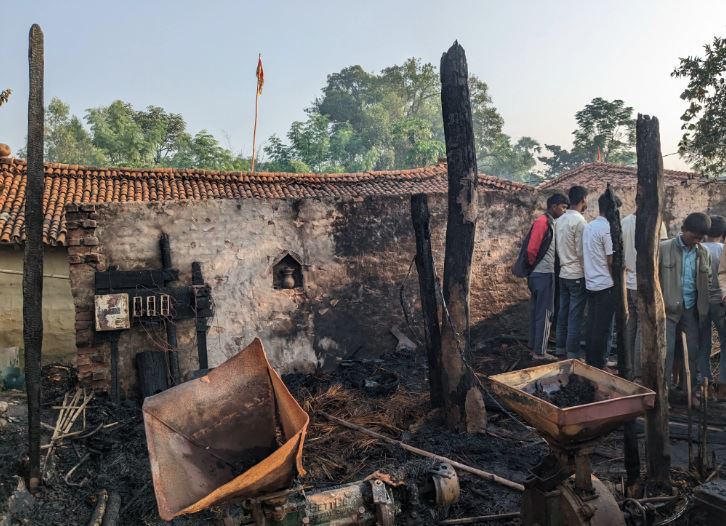 बलरामपुरको एक घरमा आगलागी, १० लाखको क्षति