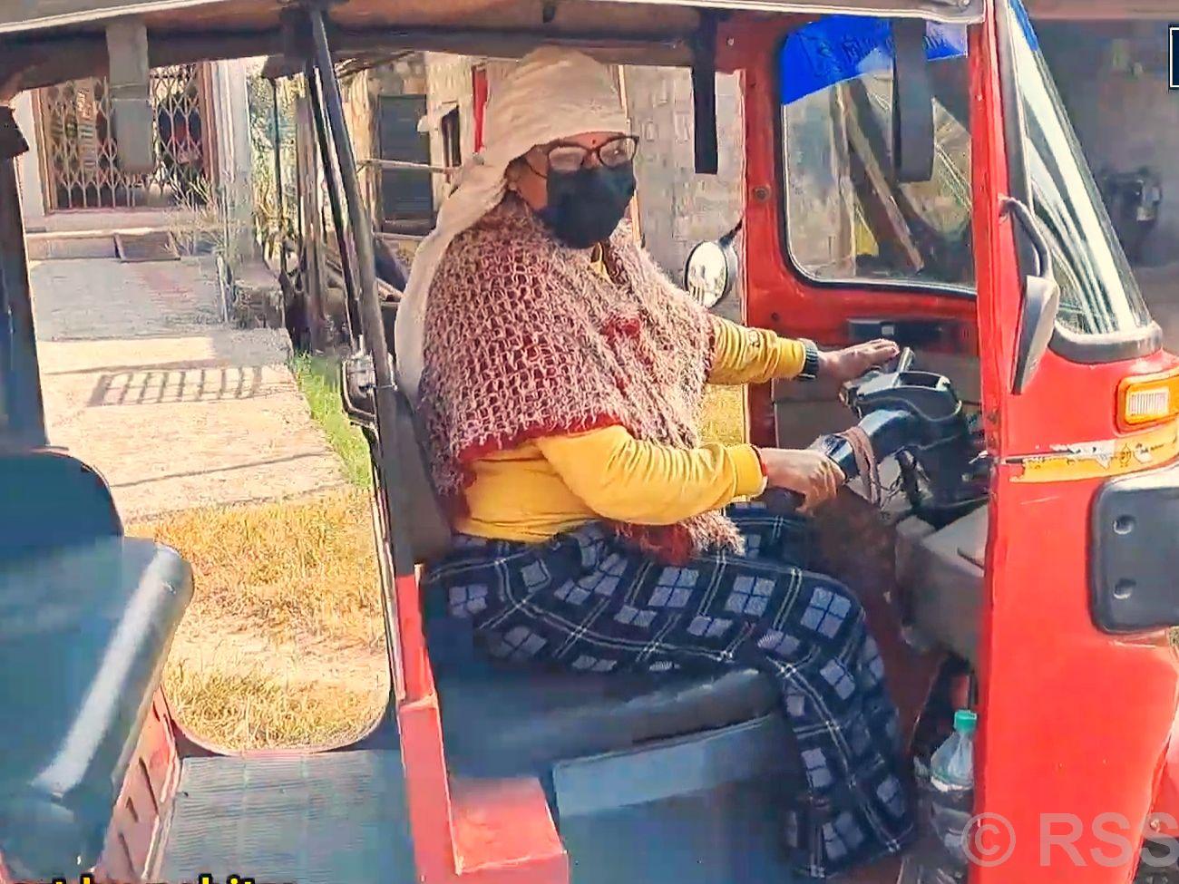 अटो चलाउन थालेपछि यसरी फेरियाे अनिताको जीवनशैली