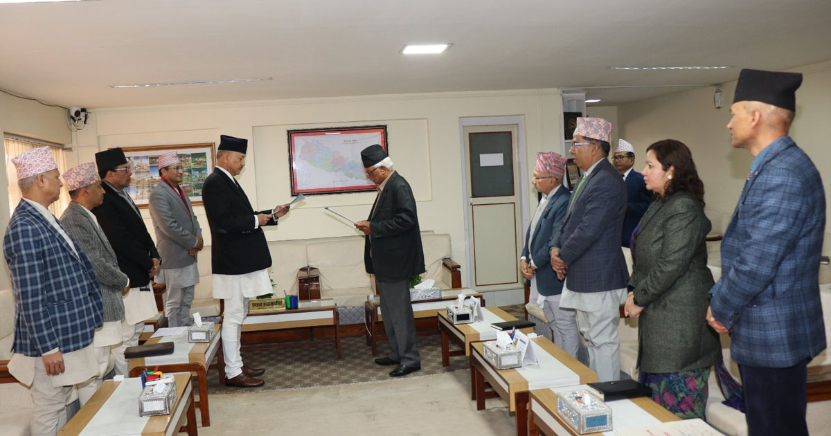 डेडिकेटेड र ट्रंक लाइन विवाद: छानबिन आयोगका अध्यक्ष गिरिशचन्द्रले लिए शपथ