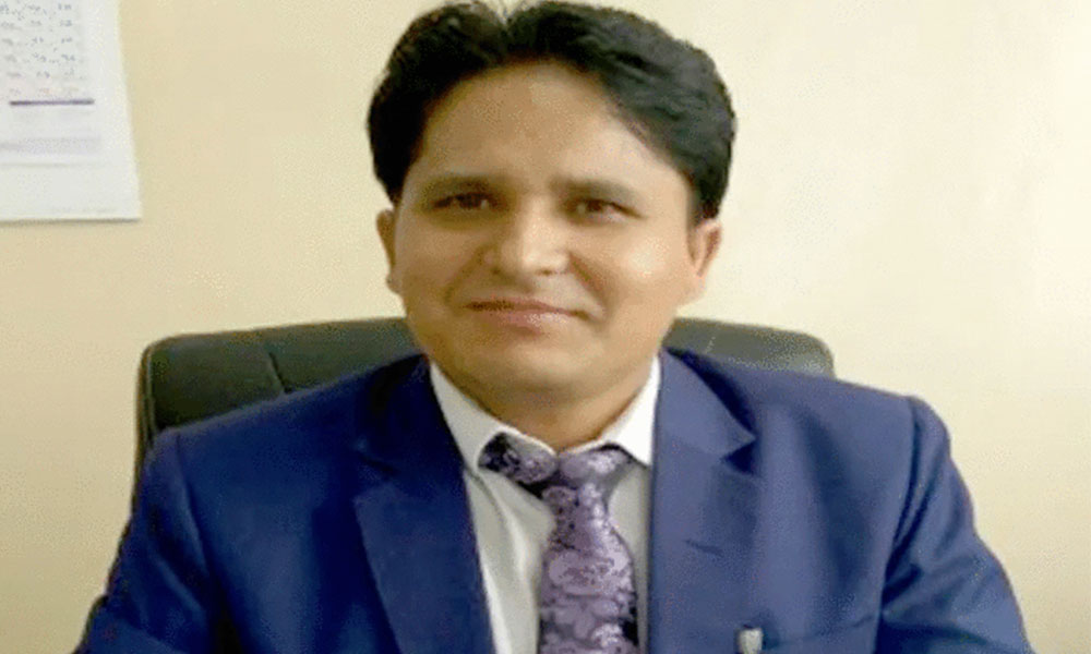 विमानस्थल अध्यागमन प्रमुखमाथि प्रहरीले गर्‍यो हातपात