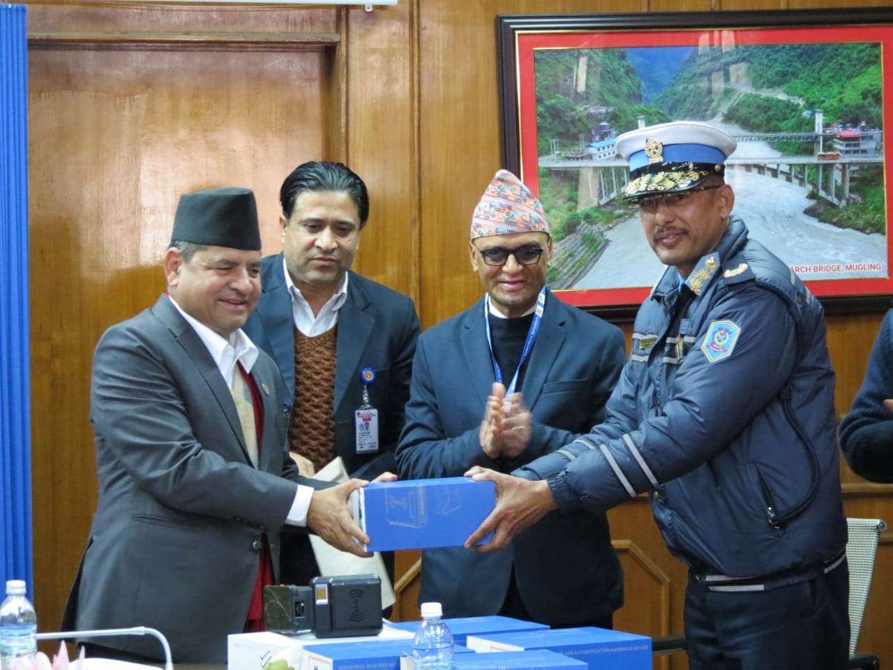 यातायात मन्त्री ज्वालाद्वारा नेपाल प्रहरीलाई इम्बोस्ड नम्बर प्लेट रिड गर्ने मेसिन हस्तान्तरण
