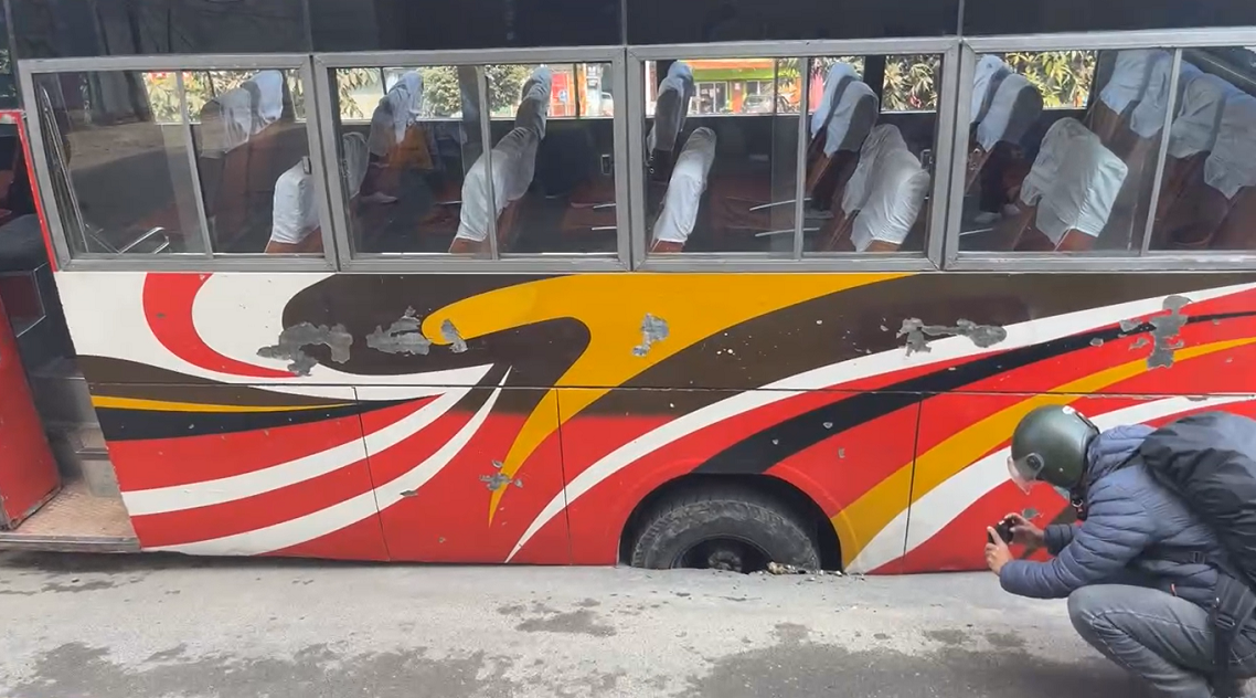 बानेश्वरको सडकमा गुड्दागुड्दै भासियो बस (भिडियोसहित)