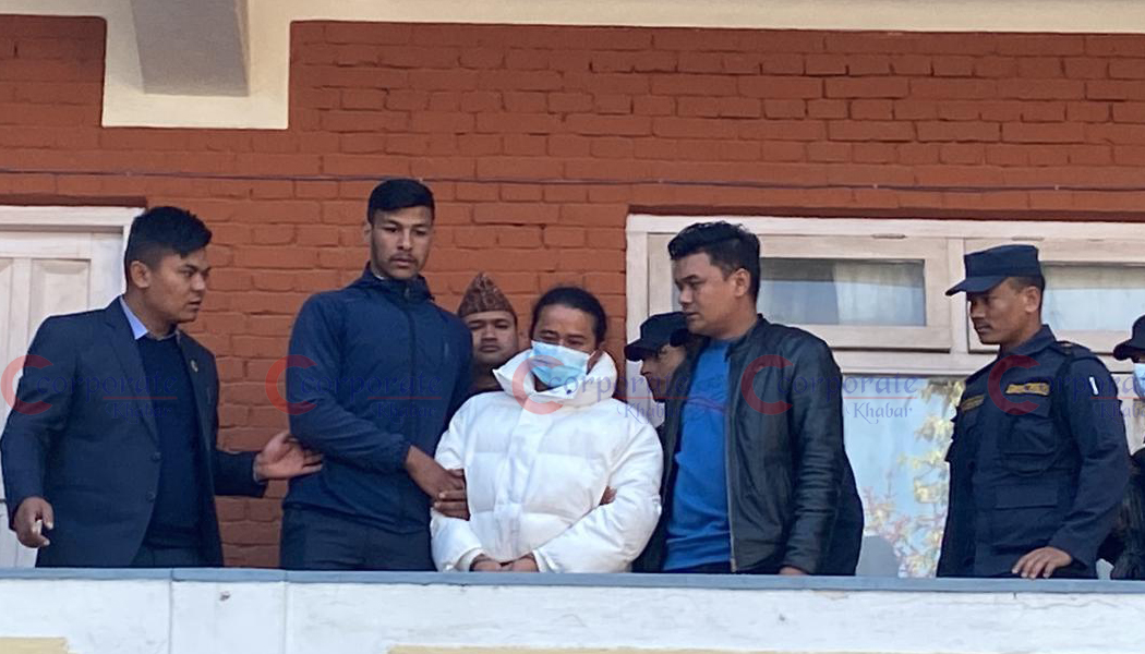 ‘तपस्वी’ बम्जनकाे साथबाट प्रहरीले बरामद गरेको पैसा र माेबाइलकाे चाङ (फोटोफिचर)