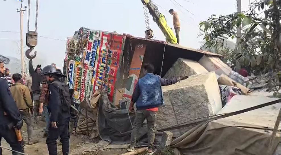 लहरी घरमाथि पल्टिँदा एकै परिवारका तीन जनाको मृत्यु