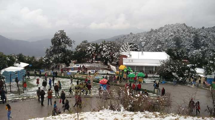 यस वर्ष दाेस्रो पटक चन्द्रागिरिमा हिमपात