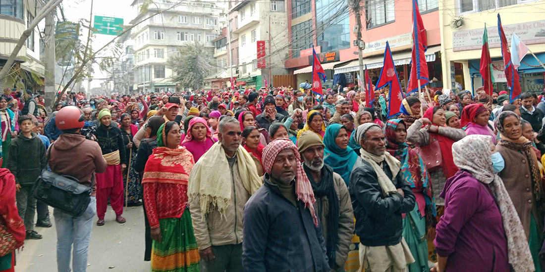 गभर्नर अधिकारीको राजीनामा माग गर्दै बालुवाटार पुगे लघुवित्तपीडित