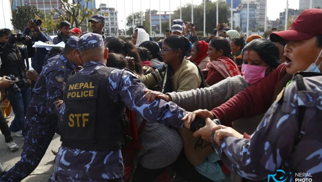 संसद् भवन प्रवेश गरेर आन्दोलन गर्ने एक जना पुरुषसहित ४९ जना प्रकाउ