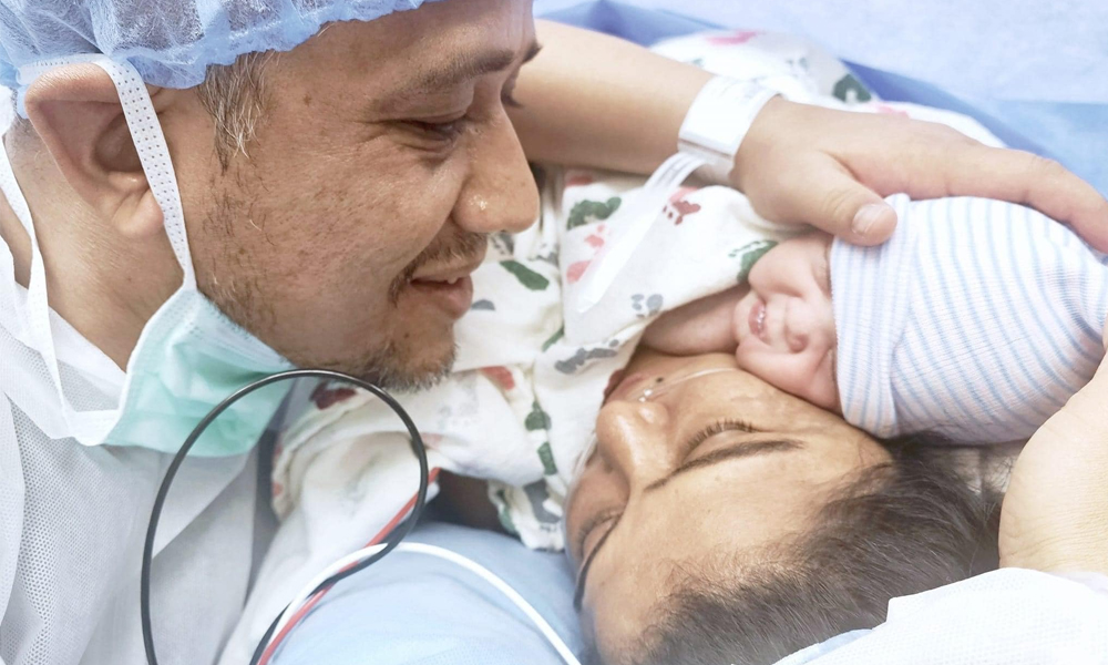 अभिनेत्री रेखा थापालाई अमेरिकामा पुत्रीलाभ