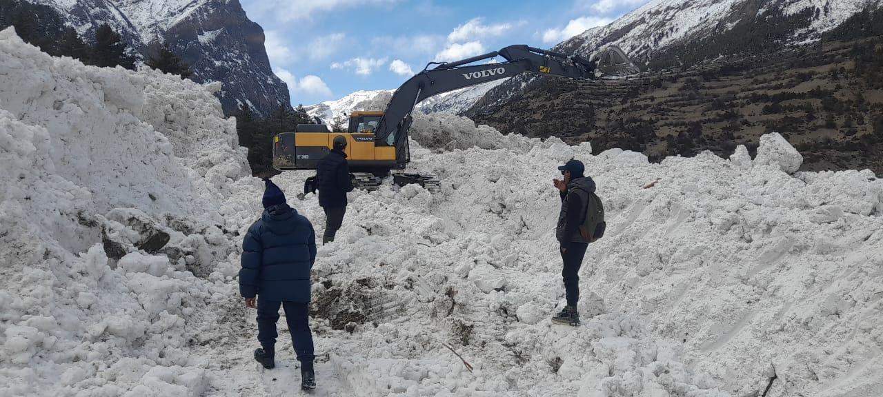 मनाङको हिमपहिरो पन्छाउन थालियो