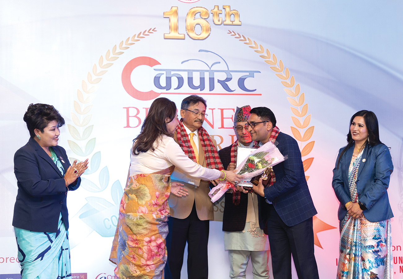 कर्पोरेट बिजनेश एक्सिलेन्सी अवार्ड पाउने दिनेश कुमार अग्रवाल को हुन् ?