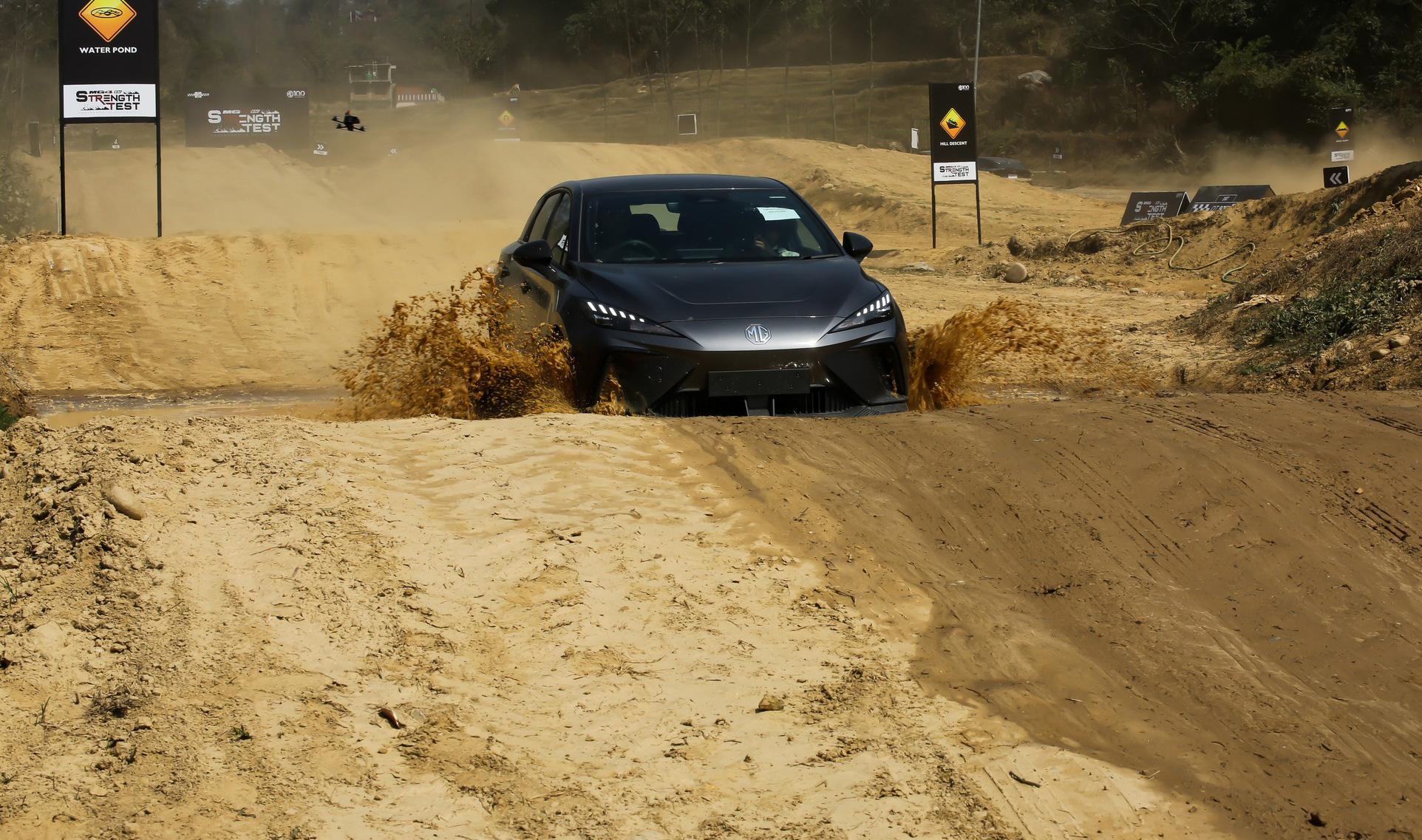 अफरोड ट्रयाकमा यस्तो देखियो एमजी४ ईभीको ‘स्ट्रेन्थ टेस्ट’ (फोटो फिचर)