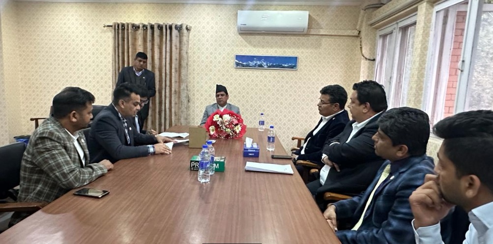 चारपाँग्रे सवारी साधनको एसेम्बलिङ्ग उद्योग स्थापना गर्ने सम्बन्धमा उद्योगमन्त्री भण्डारीसँग छलफल