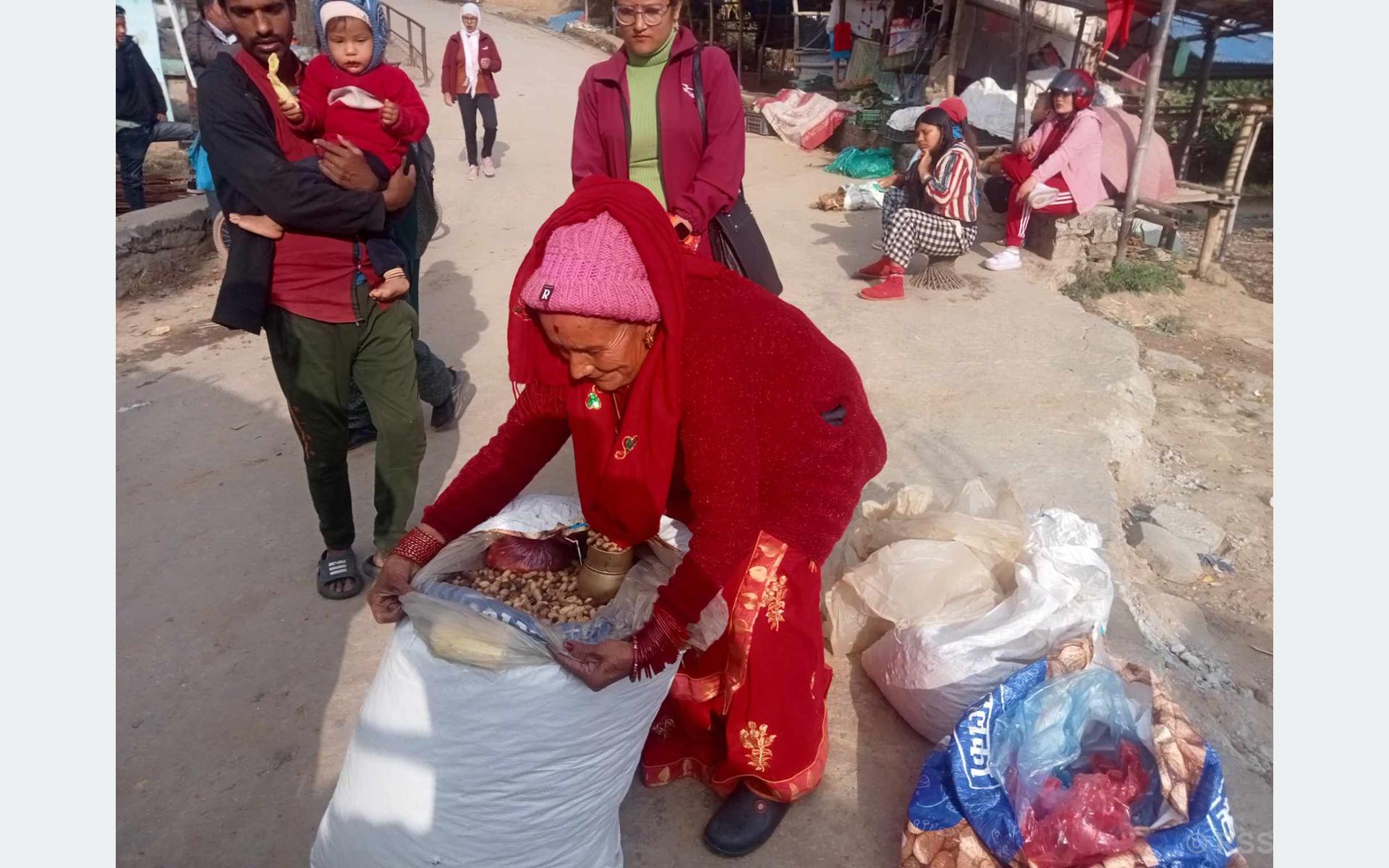 बदाम बेचेर नमुना उद्यमी बनिन् ७२ वर्षीया शिवमाया, कति हुन्छ मासिक आम्दानी ?