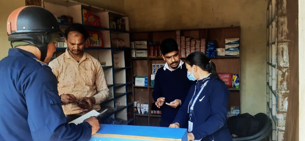 नक्कली औषधि बेच्ने बिक्रेता पक्राउ, पसलमा लगाए सिल