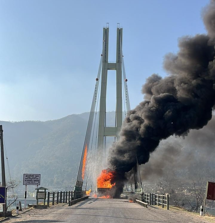 कर्णाली पुलमा गुडिरहेको ट्रकमा आगलागी, पुलमा पनि सल्कियो आगो