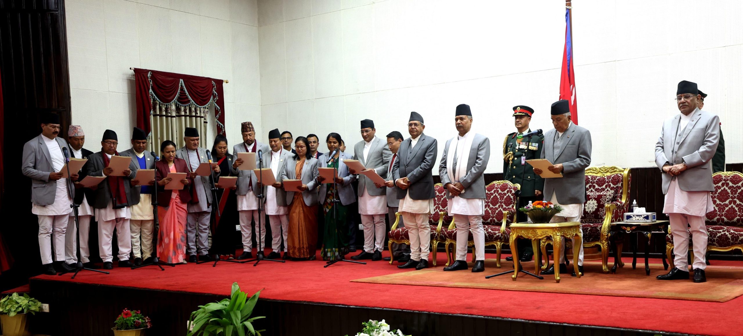 नवनियुक्त मन्त्रीले लिए शपथ