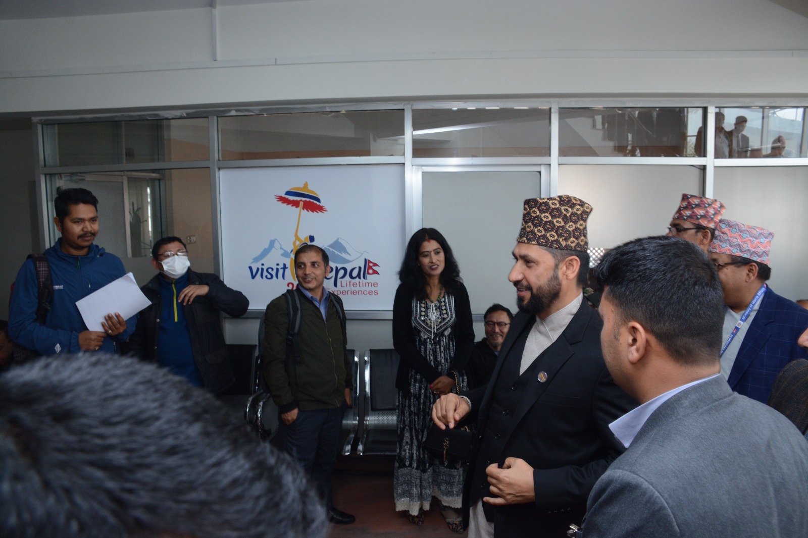 श्रमिकलाई विमानस्थल अमर्यादित र अभद्र व्यवहार नगर्न अध्यागमनका कर्मचारीलाई गृहमन्त्री लामिछानेको निर्देशन