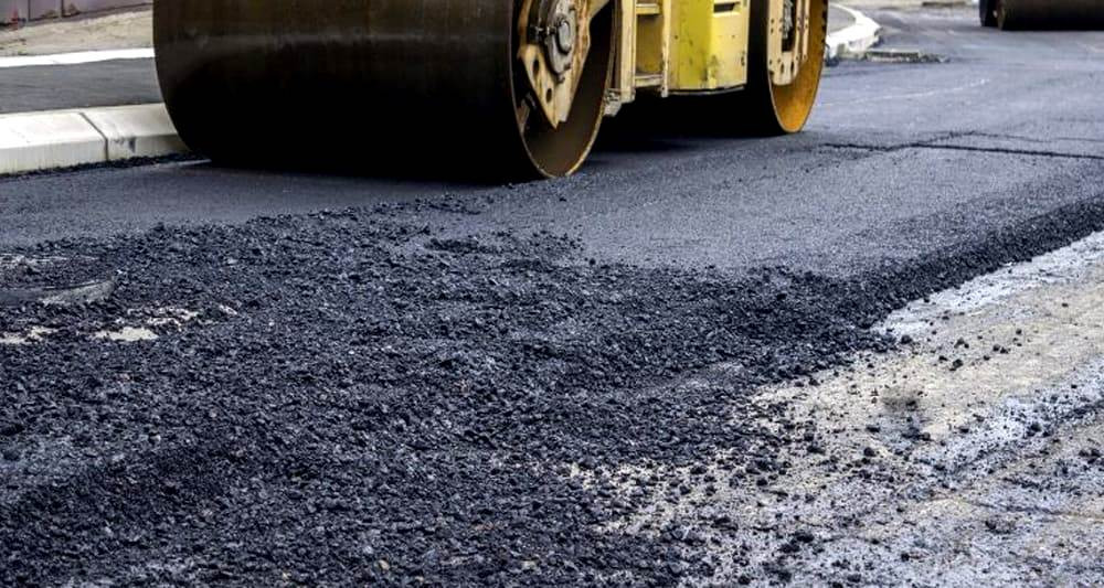 मानपुर—बुलिङटार सडक खण्डमा कालोपत्र गरिँदै