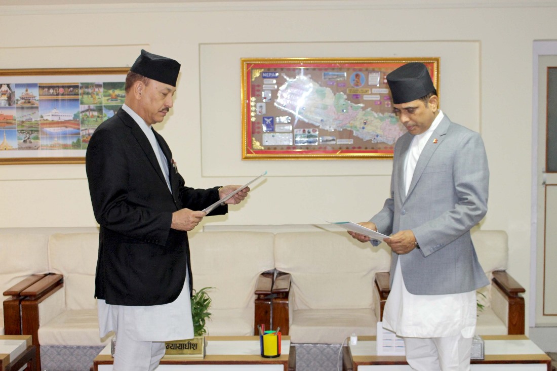 राष्ट्र बैंकको सञ्चालकका रूपमा अर्थसचिव मरासिनीले लिए शपथ