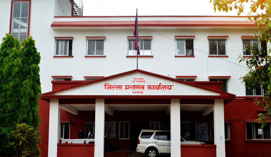 सरकारी जग्गाको अतिक्रमण हटाउँदै स्थानीय प्रशासन